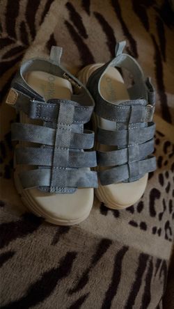 10t girl Oshkosh sandals