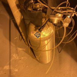 CO2 tank with regulator