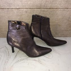Max de Carlo size 6.5 brown metallic ankle boots with bows at the top, a small cut out below them, and zippers on the inside. They are in used but ve