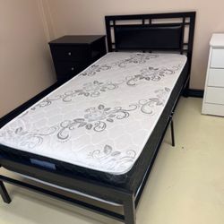 Bed Metal Frame/ Camasde Metal Twin / Full / Colchón *****