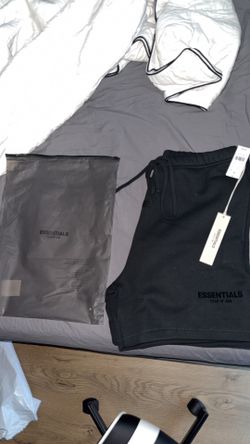 Black essential shorts