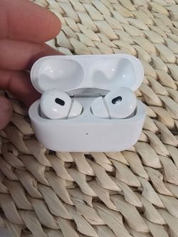 Apple AirPods Pro with Charging Case – USB-C – White