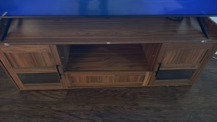 Tv stand holding 75 inch tv