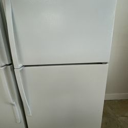 White Refrigerator/ Nevera Kenmore 32 Inches