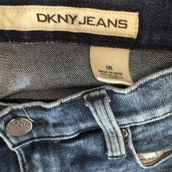 DKNY SIZE 6 Woman’s Blue Denim Jeans 