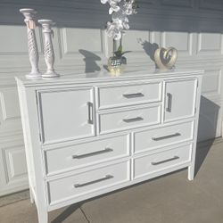 Beautiful White Dresser 6 Drawers 2 Storage  New 