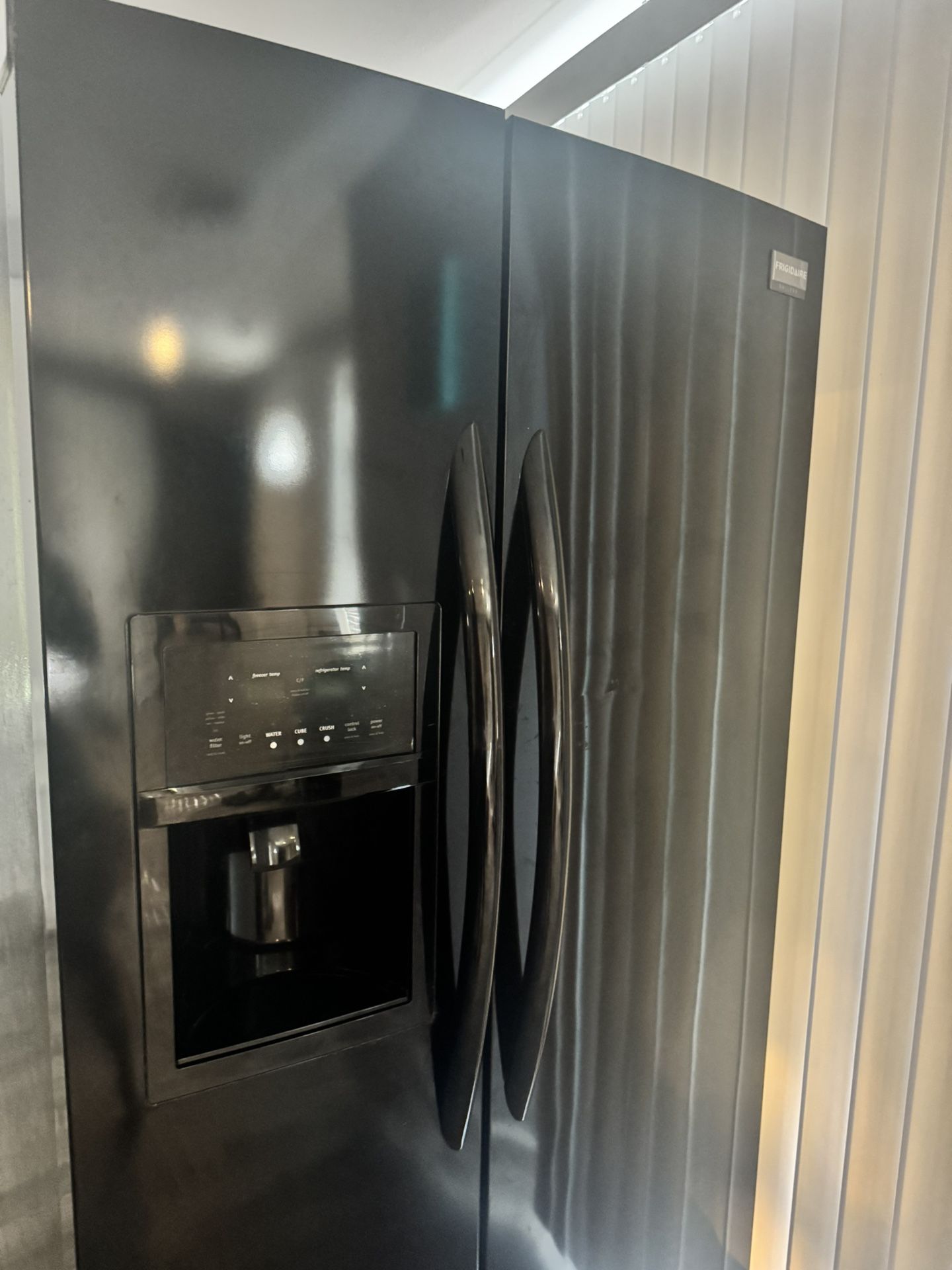 FRIGIDAIRE REFRIGERATOR