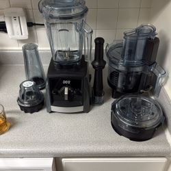 HUGE Vitamix 2500 Bundle. FP, Blending Cups, Mint Condition Machine 