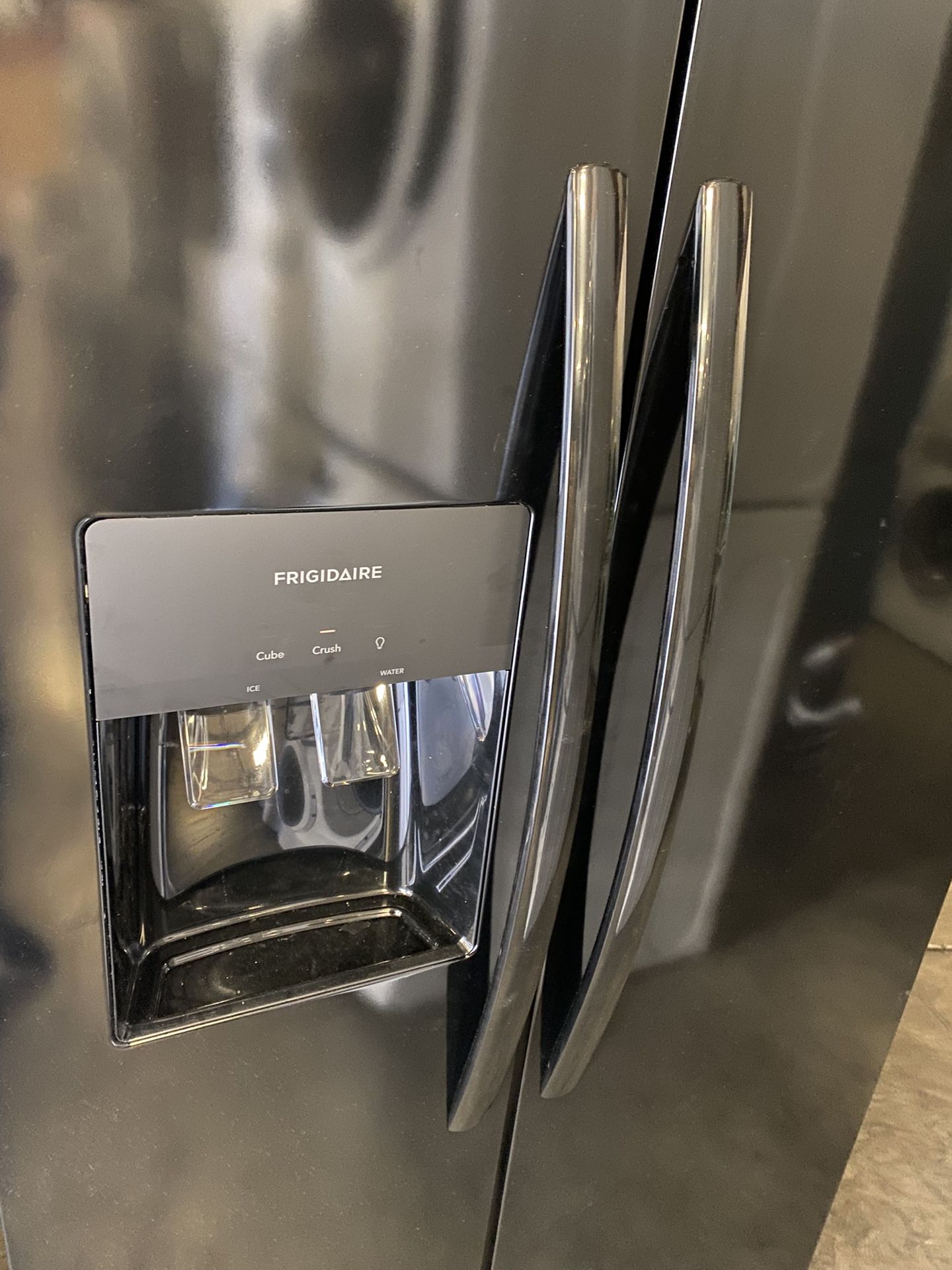 FRIGIDAIRE FULL SIZE REFRIGERATOR NEARLY NEW wit WARRANTY