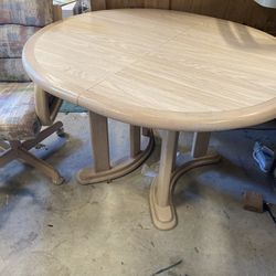 Dining table With 4 Chairs + Center Leaf
