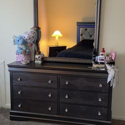 🔥 Luxury Bedroom Set for Sale – Like New Condition 🔥