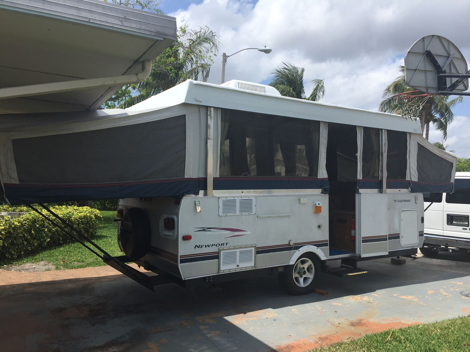 2005 Fleetwood pop up camper Newport highside