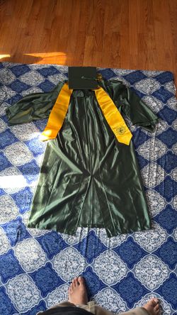Graduation Cap & Gown Set – Complete Bundle – Excellent Condition