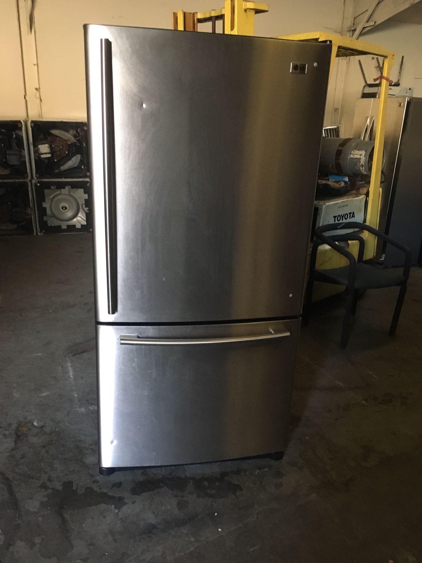 Refrigerator brand LG everything is good working condition 90 days warranty delivery and installation