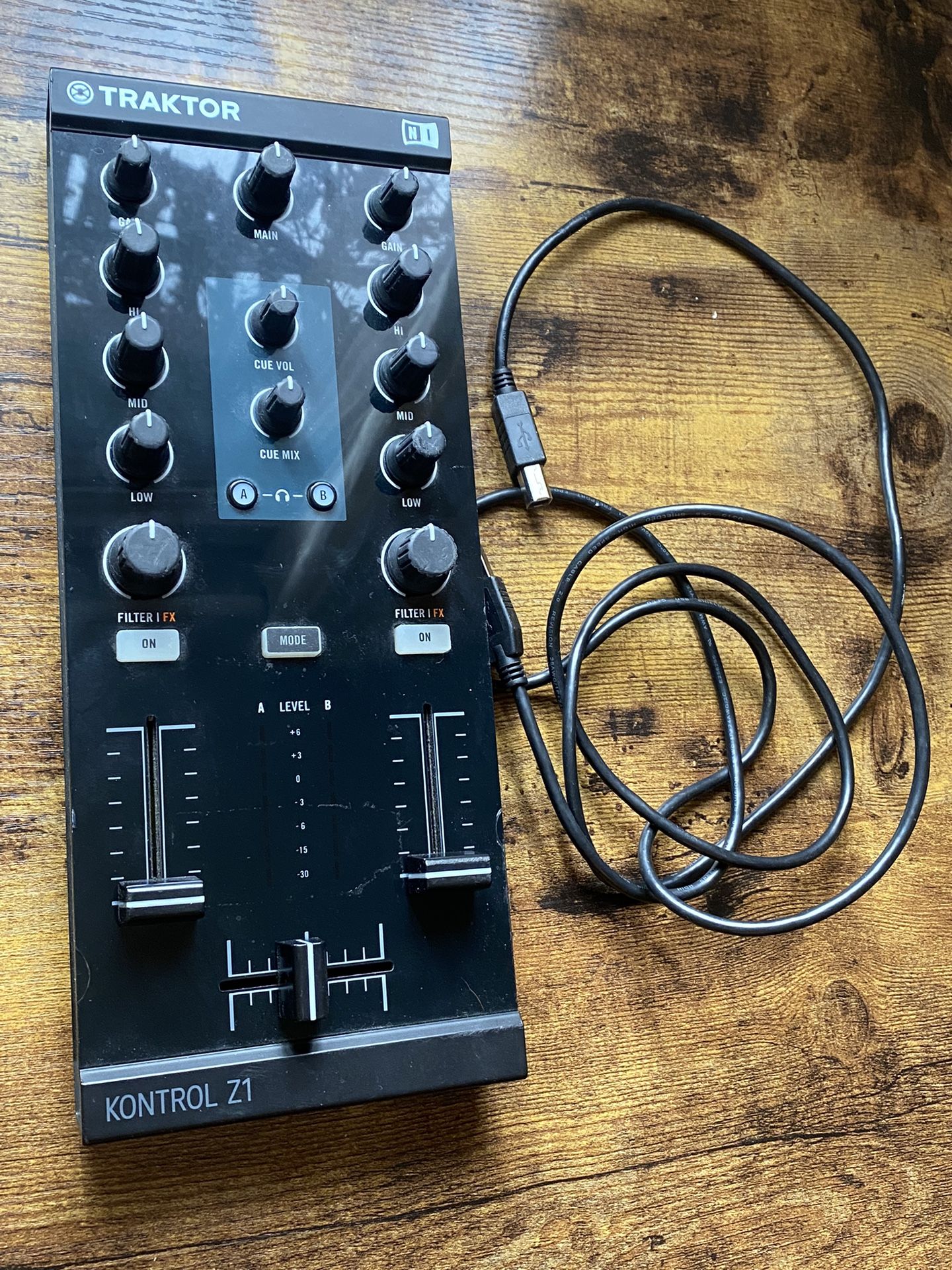 Traktor Kontrol Z1 Compact DJ Mixer Controller