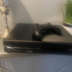 Xbox One Consolé With Controller