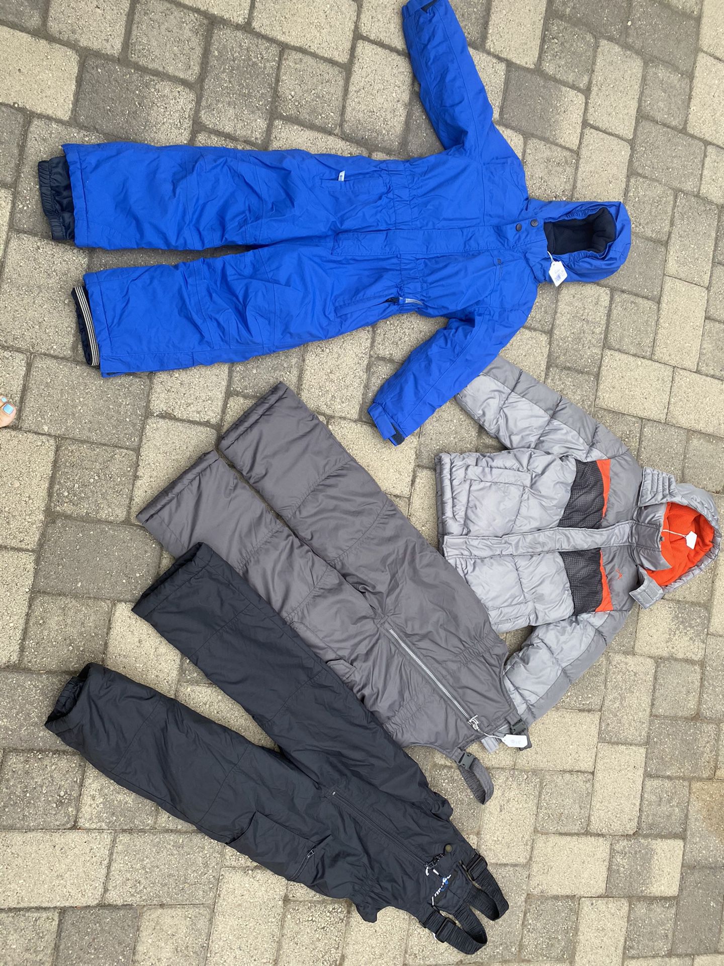 3 items of ski clothes