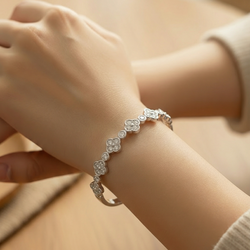 Bracelet clover design