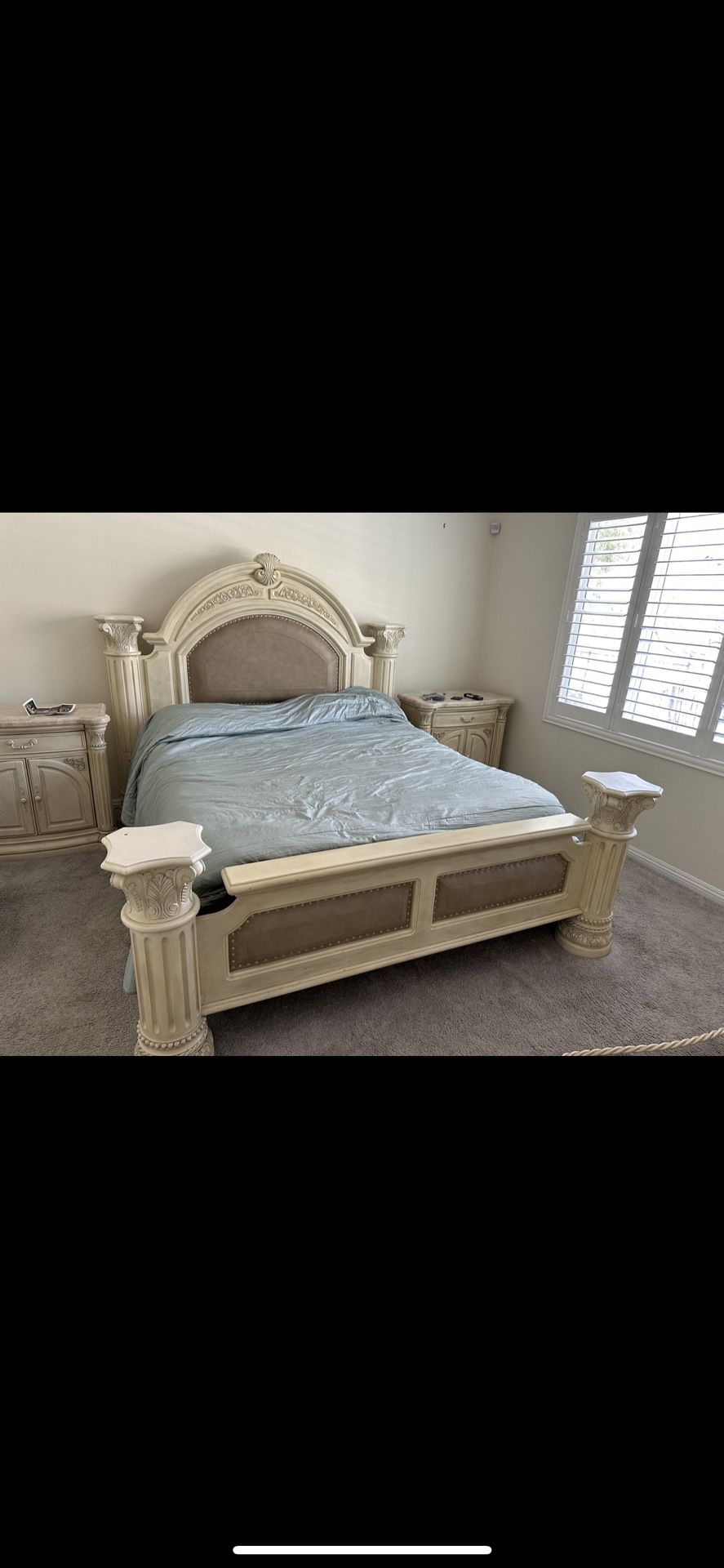 5 piece Bedroom set. Roman Pillar King Size