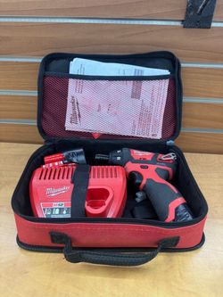 Milwaukee M12 Drill/Driver Kit with Charger and Bag