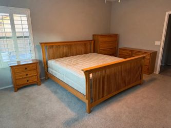 King Bedroom Set - Free Delivery 🚚