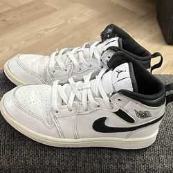 Nike Kid's Air Jordan 1 Mid Sneaker size 1Y