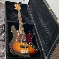 Sunburst Fender Squier Jazz Bass - Black Gator Case For Bass Guitar 