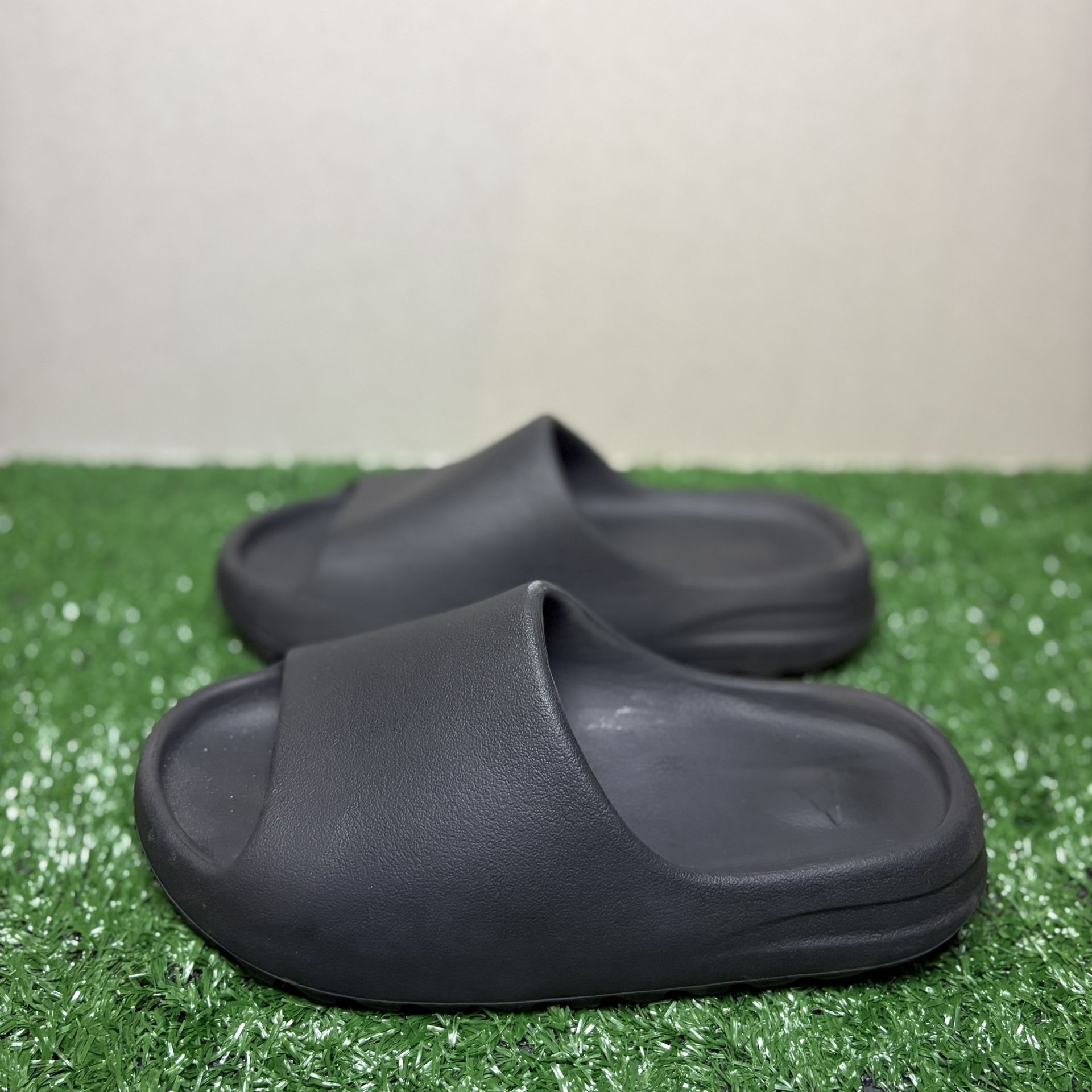 Adidas Yeezy Slide Size 7 “Onyx”