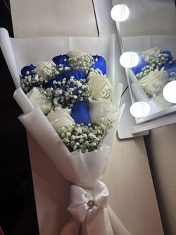 12 White And Blue Rose Flat Bouquet 