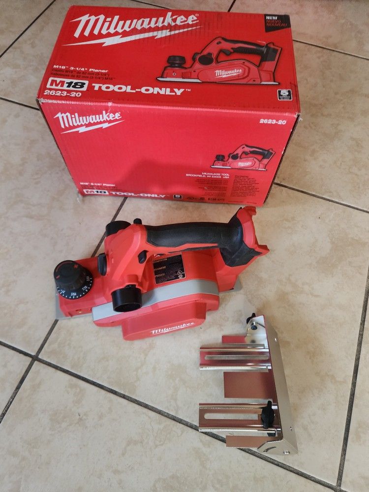 Milwaukee
M18 18V Lithium-Ion Cordless 3-1/4 in. Planer (Tool-Only) Poco Uso