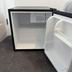🧊 Mini Fridge – Compact Refrigerator | Great Condition