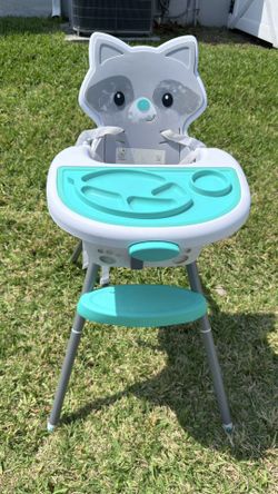 Selling a kitten-themed high chair 