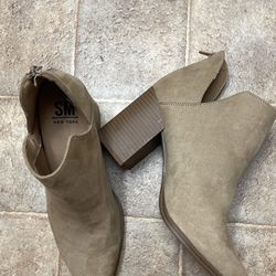 Women’s Light Tan SM New York Ankle Boot. Size 9 