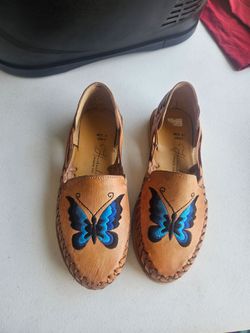 Womens size 6 Hurraches
