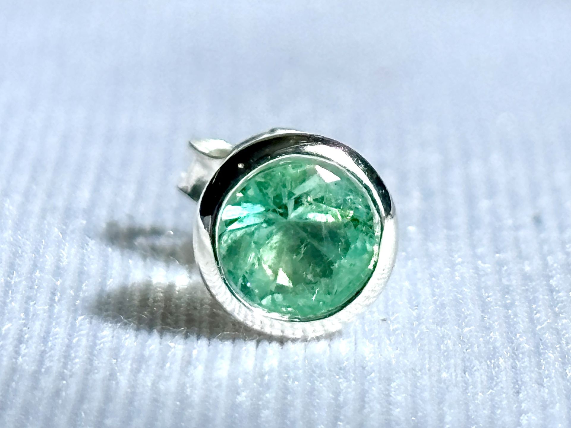 Genuine Colombian emerald SINGLE earring, silver 925, 5.5 mm diameter
