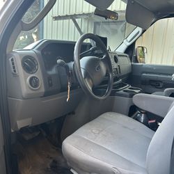 2012 Ford van Model 4.8