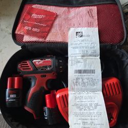 Milwaukee M12 Screwdriver With 2 Battery and Case