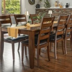 Beautiful Medium/dark Wood Table and Chairs 