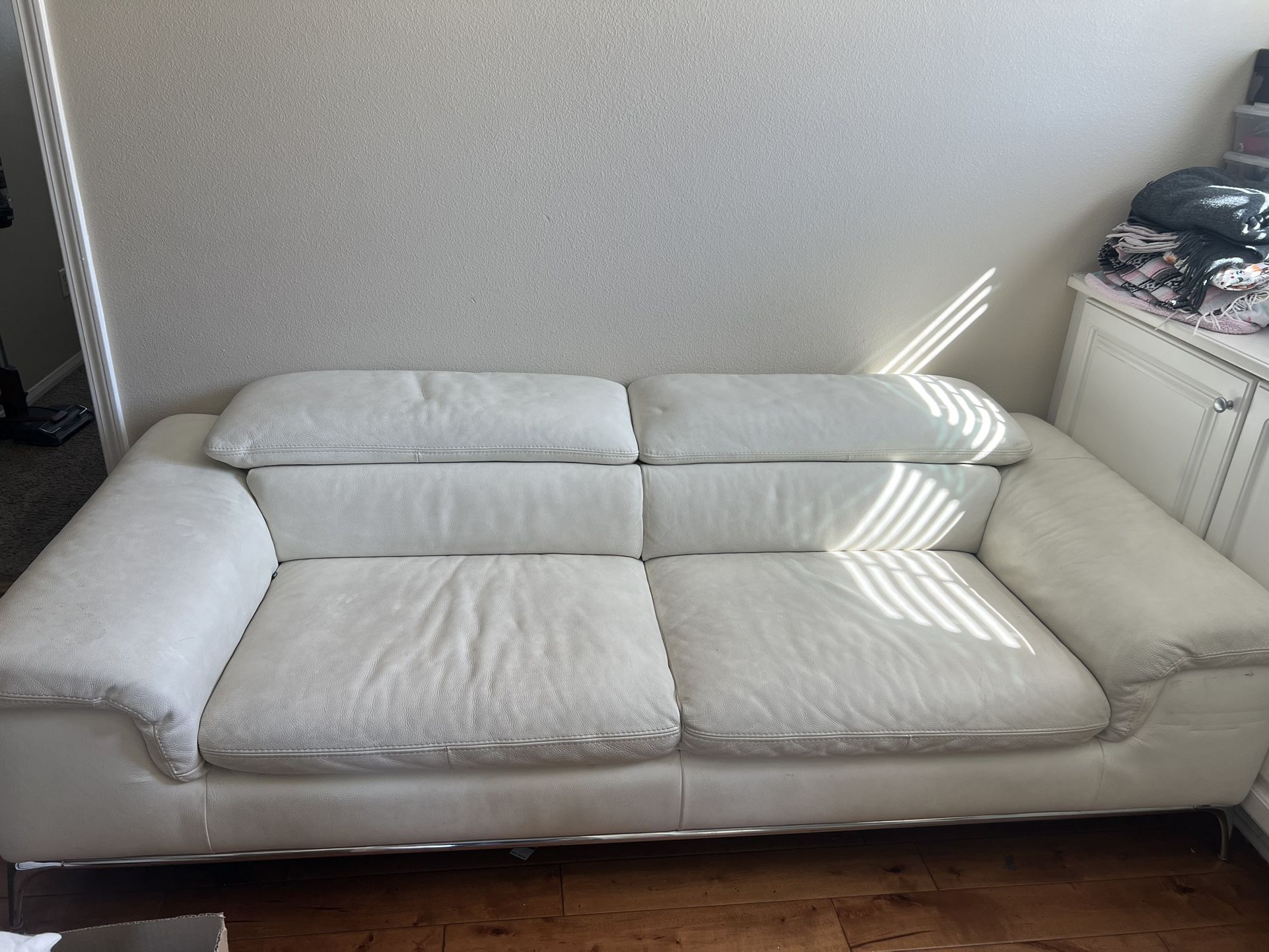 🤍 White Leather Sofa in Great Shape – Ready for Pickup! 	