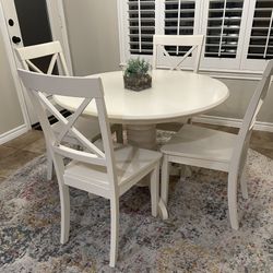 Round Table & 4 Chairs - Like NEW!!