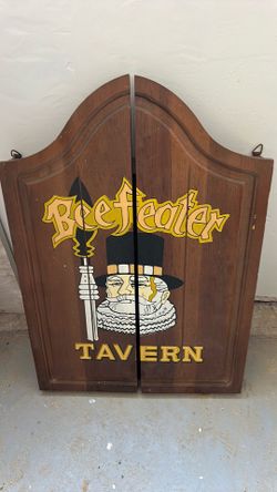 Nice vintage Beefeater tavern dartboard cabinet