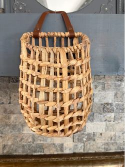 Decorative hanging basket