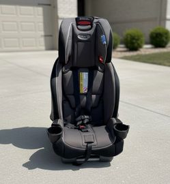 Graco SlimFit Kid’s Car Seat Adjustable w/ Rear Facing Option! Great condition. For kids 5-100lbs. Retails $229.99