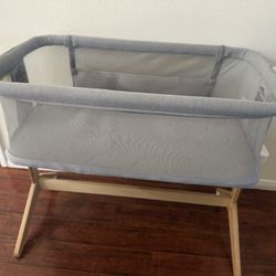 Newton Baby Bassinet & Bedside Sleeper 