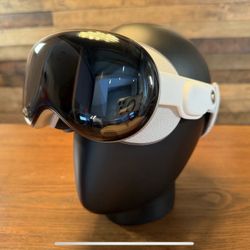 Apple Vision Pro (M2) – 512GB – Excellent Condition