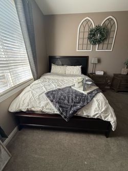 Queen size bed frame/mattress