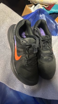 NIKE WOMENS RUBBER SHOES 6