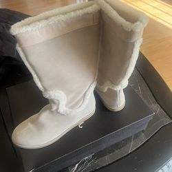 Women boots 👢  ( used  one time only )