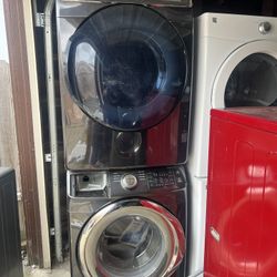 Samsung Front Load Gas Washer and Dryer with a three-month warranty. Free delivery in the Oakland area. Outside the Oakland area, there is a charge de