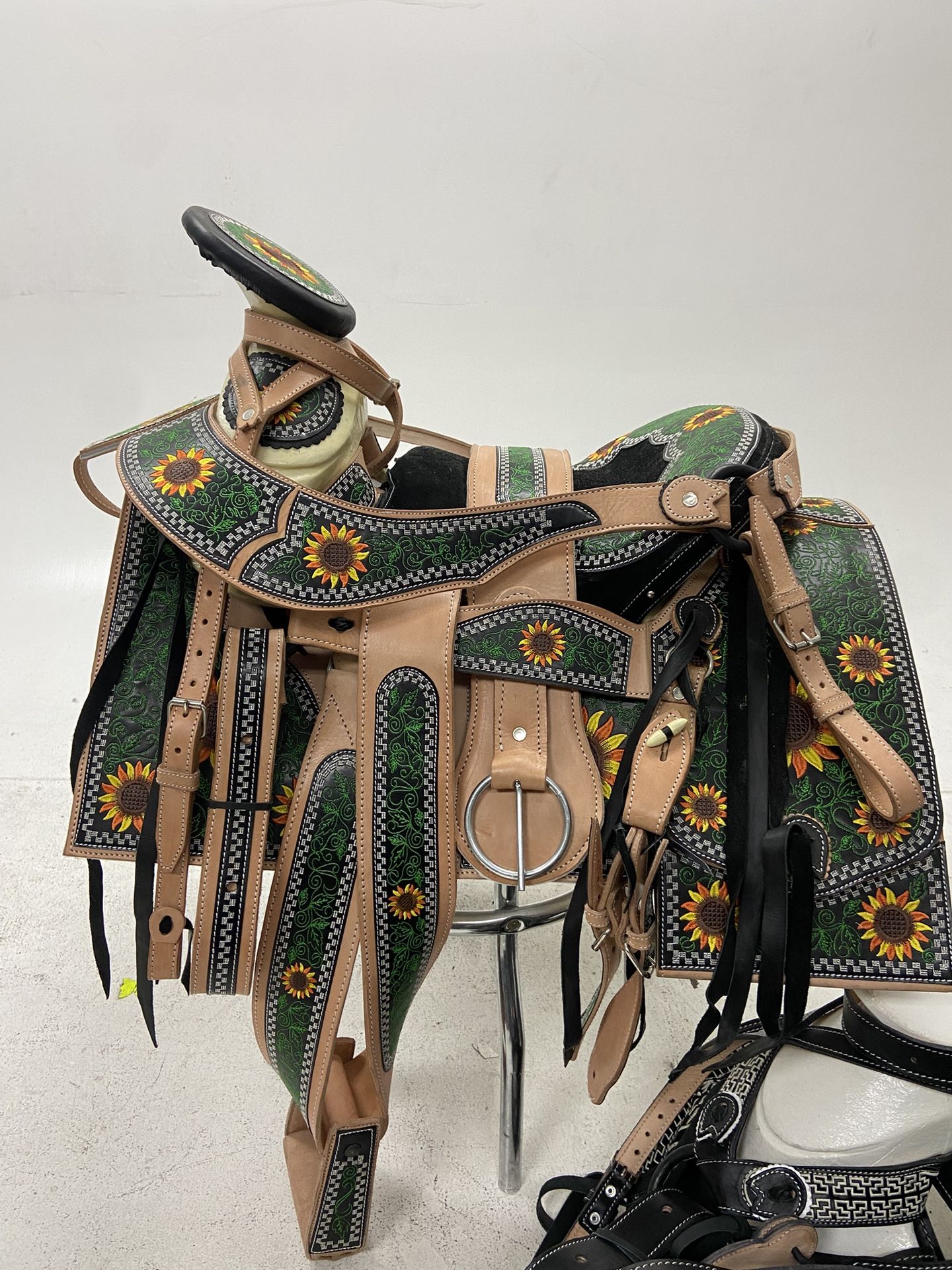 Montura Charra Bordada Con Cantinas Cuadradas